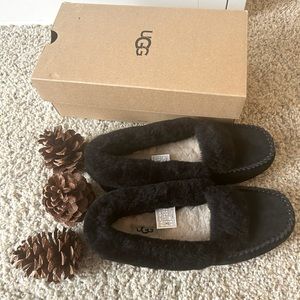 Brand NEW WITHOUT BOX UGG Dakota Spill Seam Slippers 
Sz 6 in women